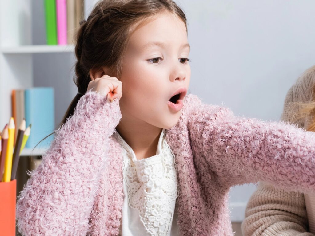 Holistic Speech Pathology - Services - Speech Sound Disorders - Speech pathologist helping child pronunciation